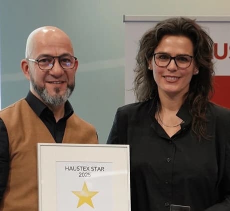 Sabrina und Karim Mudhaffer, Inhaber der Schlaf Werkstatt, mit der Auszeichnung Haustex Star 2025